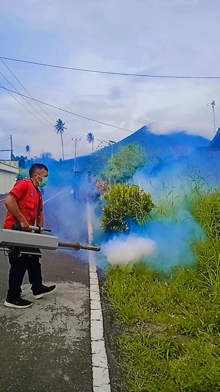 Petugas dari Dinkes Kota Bitung saat melakukan fogging di Kelurahan Sagerat Weru II.(Franky Sumaraw)