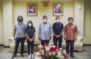 Gubernur Olly Dondokambey saat menerima founder mainsepeda.com Azrul Ananda dan tim, ditemani Pemred Manado Post Tommy Waworundeng.