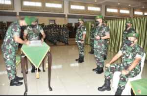 SELAMAT BERTUGAS: Pangdam XIII/Merdeka Mayjen TNI Alfret Denny Tuejeh, memimpin Laporan Korps 2 jabatan perwira tinggi di Kodam XIII/Merdeka, kemarin.
