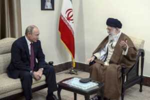 Presiden Rusia Vladimir Putin saat bertemu Pemimpin Tertinggi Iran Ayatollah Ali Khamenei (Dmitry Azarov/Sputnik via Reuters)