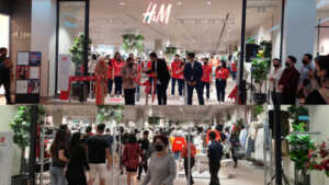 Komisaris utama PT Gerbang Nusa Perkasa Hajah Rugaya Wiranto Usman (pertama kiri, Direktur Utama Mantos Hengky Wijaya (kedua kiri) bersama Vice President H&M Sunny Gill. Foto lain, peanggan langsung menyerbu store usai dibuka.