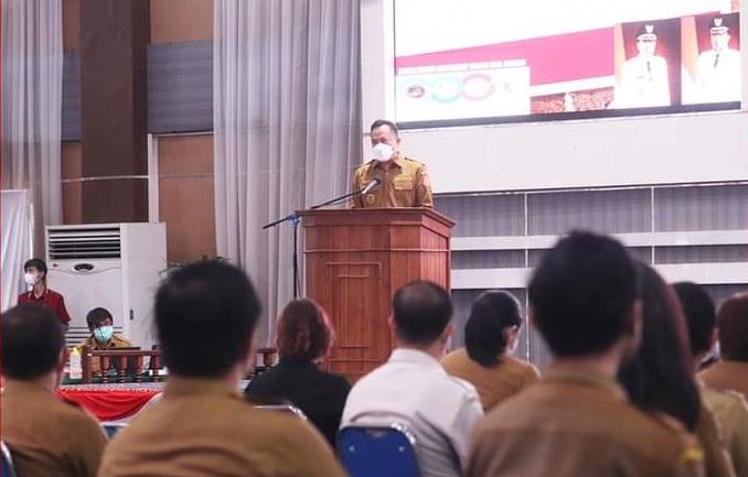 SOSIALISASI: Richard Sualang pada sosialisasi PP 43 Tahun 2020. Dilaksanakan di Ruang Serbaguna Kantor Wali Kota Manado, kemarin. foto: istimewa