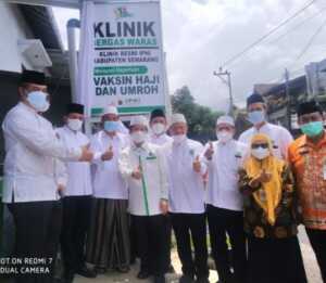 Bupati Kabupaten Semarang H. Ngesti Nugraha, S.H., M.H bersama Ketua Umum Pengurus Pusat Ikatan Persaudaraan Haji Indonesia (PP IPHI) H. Ismed Hasan Putro secara resmi meresmikan Klinik Pelayanan Vaksinasi Haji dan Umroh pada Kamis (24/3/2022).