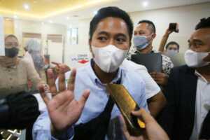 Doni Salmanan saat mendatangi Bareskrim Polri untuk pemeriksaan terkait kasus platform Quotex. Doni juga diduga melakukan penipuan dan tindak pidana pencucian uang (TPPU). (Dery Ridwansah/ JawaPos.com)