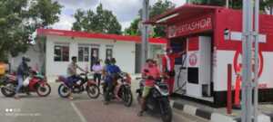 Antrean para pengendara saat mau mengisi BBM di Pertashop Dimembe milik Robby Mamahit. Foto diambil 1 November 2021. (Ayurahmi/MP)