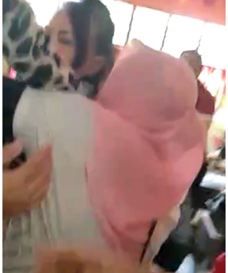 NYARIS ADU JOTOS: Suasana keributan antara guru  SDN Malalayang menyangkut persoalan jual beli-buku. foto: istimewa