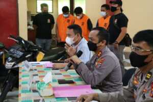 Kapolres Minut AKBP Bambang Yudi Wibowo merilis penangkapan pelaku pencurian di Aula Mapolres Minut, Selasa (19/4).