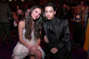 Kim Taehyung atau V BTS bersama Olivia Rodrigo di Grammy Awards 2022 (Istimewa)