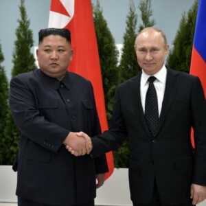 Kim Jong-Un dan Vladimir Putin dalam sebuah pertemuan