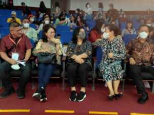 SINERGITAS: Ketua Umum LPPD Provinsi Sulut Ir Rita Maya Dondokambey-Tamuntuan (tengah) bersama Wali Kota Tomohon Caroll Senduk (kanan) dan istri Jean