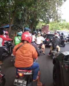 PADAT KENDARAAN: Tampak jalan di Malayang macet akibat aktivitas warga yang padat pada waktu tertentu. Selain itu, adanya ruas jalan yang sempit juga menyebabkan kemacetan.
