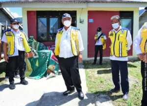 Menteri PUPR Basuki Hadimuljono dan rombongan, saat mengunjungi Huntap di Palu.