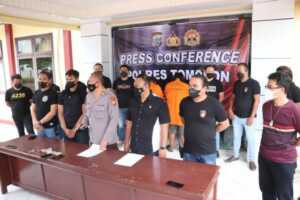 MANADOPOST.ID--Dua terduga pelaku penimbunan BBM bersubsidi jenis Solar, masing-masing CR alias Christian, Warga Manado dan MB alias Marlando, Warga Desa Warembungan.  Diringkus tim gabungan Polres Tomohon, Jumat (2/10) sekira Pukul 19.00 WITA di ruas jal