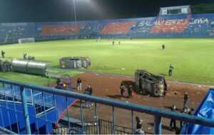 Sisa-sisa kericuhan setelah laga antara Arema FC melawan Persebaya di Stadion Kanjuruhan, Kabupaten Malang (1/10). (Twitter)