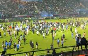 Kericuhan terjadi setelah laga antara Arema FC melawan Persebaya di Stadion Kanjuruhan, Kabupaten Malang (1/10). (Twitter)