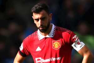 Gestur kapten Manchester United Bruno Fernandes dalam kekalahan telak 3-6 dari Manchester City di Etihad Stadium, Minggu malam (2/10). (FA IMAGES)