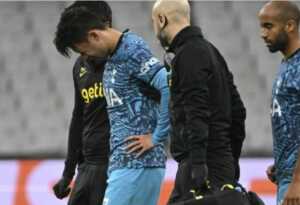 Pemain Tottenham Son Heung-Min (kedua kiri) meninggalkan lapangan setelah mengalami cedera dalam pertandingan Liga Champions lawan Marseille di Velodrome Stadium pada 2 November. (Christophe Simon/AFP/Antara)