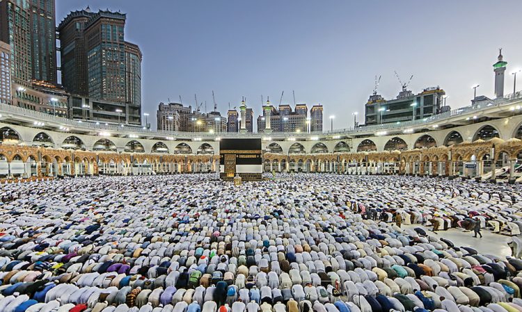 Umat Islami dari berbagai negara melaksanakan salat di Masjidilharam pada Agustus 2019. (AFP)