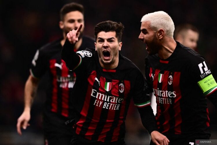 Selebrasi Brahim Diaz (tengah) setelah mencetak gol untuk AC Milan dalam pertandingan leg pertama babak 16 besar Liga Champions melawan Tottenham Hotspur di San Siro, Milan pada 15 Februari 2023. (ANTARA/AFP/MARCO BERTORELLO )
