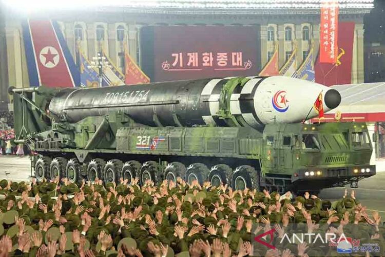 Sebuah rudal turut ditampilkan dalam parade militer memperingati 75 tahun berdirinya Tentara Nasional Korea Utara di Lapangan Kim Il Sung di Pyongyang, Korea Utara, Rabu (8/2/2023). (ANTARA FOTO/KCNA via REUTERS/rwa. )