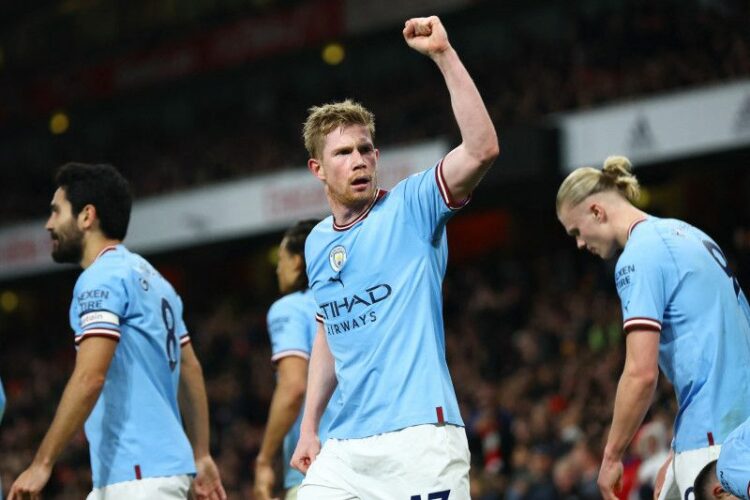 Selebrasi Kevin de Bruyne (tengah) setelah Erling Haaland (kanan) mencetak gol ketiga Manchester City dalam pertandingan Liga Premier Inggris lawan Arsenal di Emirates Stadium, London pada 16 Februari 2023. (ANTARA/Reuters/MATTHEW CHILDS )