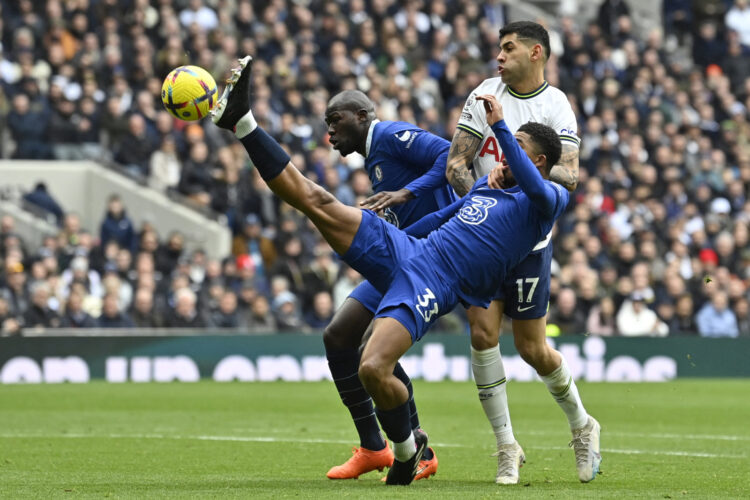 Bek Chelsea Wesley Fofana dan Kalidou Koulibaly mengapit bek Tottenham Hotspur Cristian Romero dalam perebutan bola di Tottenham Hotspur Stadium tadi malam (26/2) WIB. (JUSTIN TALLIS/AFP )