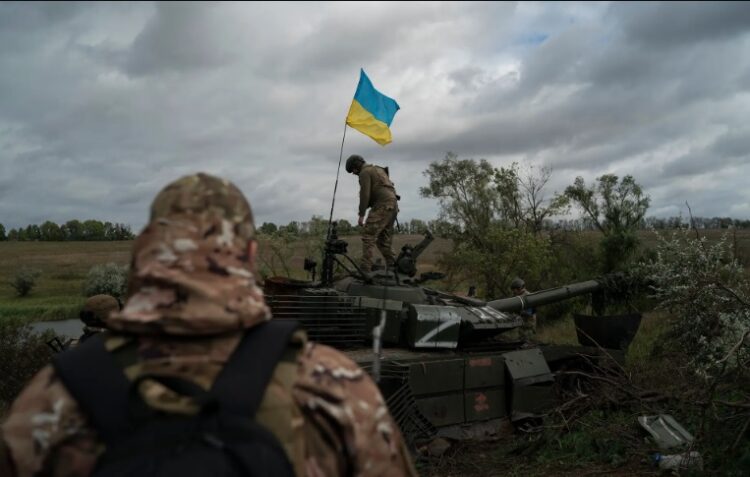 Tentara Ukraina siap siapa menghadapi serangan Rusia. Invasi Rusia ke Ukraina genap satu tahun pada Jumat (24/2). (Leo Correa/AP)