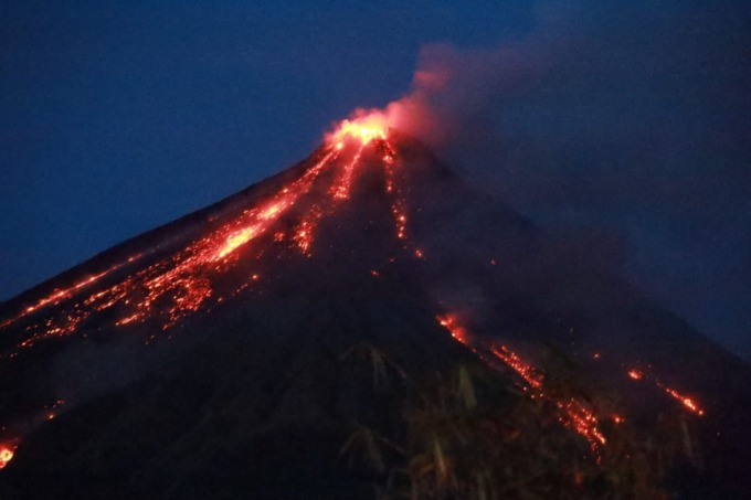 Gunung api Karangetang di Kabupaten Kepulauan Sitaro memuntahkan lava, Rabu (15/2) malam. (Rama for MP)