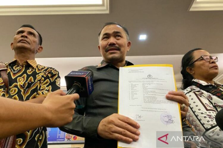 Kuasa hukum Brigadir J, Kamaruddin Simanjuntak bersama kedua orang tua Brigadir J melaporkan Ferdy Sambo CS ke Polres Jakarta Selatan, Jakarta, Rabu (15/2/2023). ( ANTARA/Luthfia Miranda Putri)