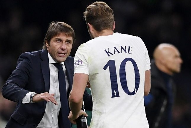 Harry Kane bersama Antonio Conte gagal membawa Spurs lolos ke fase selanjutnya di Liga Champions. (AFP)