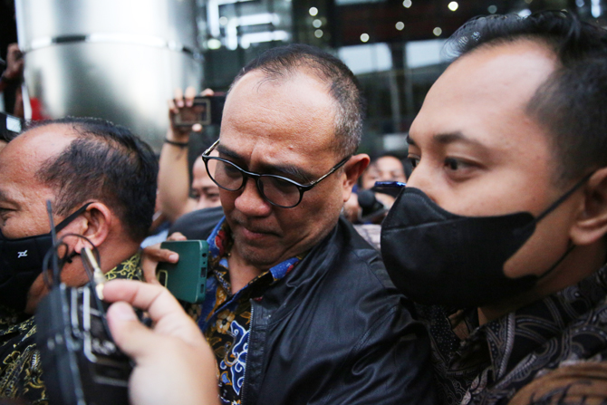 Mantan Kepala Bagian Umum Kantor Wilayah DJP Jakarta Selatan II Rafael Alun Trisambodo (tengah) berjalan keluar usai menjalani pemeriksaan di Gedung KPK, Jakarta, Rabu (1/3/2023). KPK memeriksa orang tua dari Mario Dandy tersebut selama kurang lebih delap