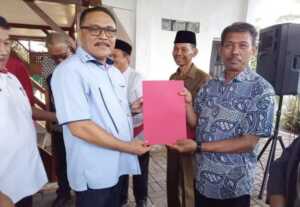 Bupati Bolmong Limi Mokoginta saat menyerahkan SK staf khusus. (ist)