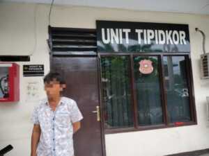 Salah satu pihak pekerja usai diperiksa unit Tipidkor Polres Bitung. (Dok Istimewa)