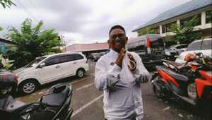 Dirut Perumda Bangun Bitung Rizal Lumombo, sesaat keluar dari ruang unit Tipidkor Polres Bitung.(Franky Sumaraw/MP)