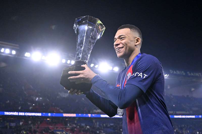 Mbappe memegang tropi saat Paris Saint-Germain berhasil menyabet gelar Trophee des Champions untuk ke-12 kalinya setelah mengalahkan Toulouse 2-0 di Parc des Princes, Kamis (4/1/2024) dini hari WIB.