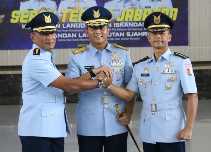 Panglima Komando Udara I (Pangkoosud I) Marsekal Muda TNI Mohammad Nurdin salam komando dengan Kolonel Nav Saeful Rakhmat dan Kolonel Nav Sani Salman Nuryadin.