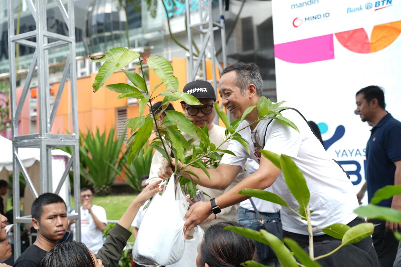 Gerakan Tanam Harapan dengan membagikan 100.000 bibit pohon yang berlangsung di depan FX Mall Sudirman, Jakarta, Minggu (18/2/2024). Momentum memperingati HPN 2024.(Foto: Humas Pupuk Indonesia)