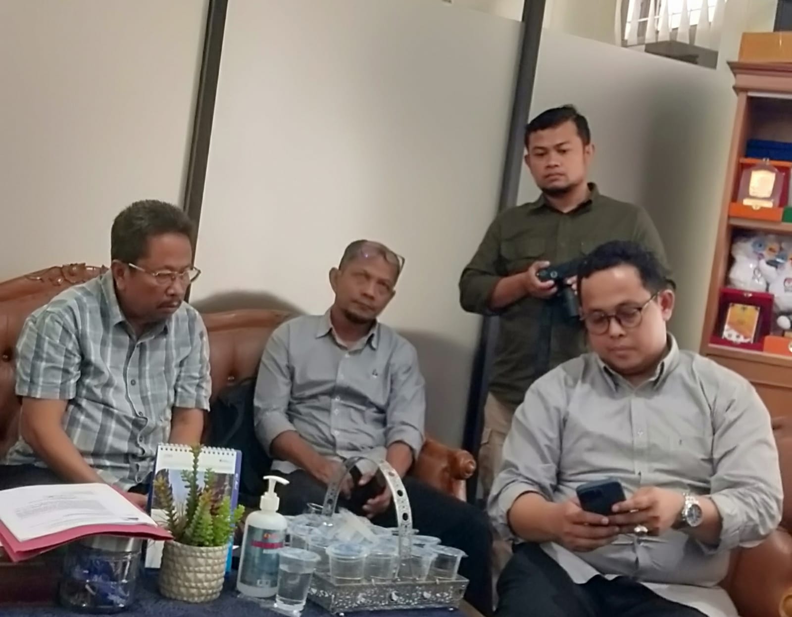 Caleg DPRD Sumbar dari Partai Nasdem HM Tauhid (kiri) saat mendatangi Kantor Komisi Pemilihan Umum Sumbar, Rabu (21/2/2024). (Foto: Adrian)