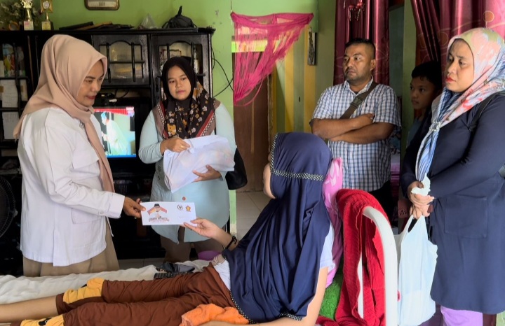 Suci Hati seorang pustakawan di Kota Padang menerima bantuan dari Anggota DPR RI Andre Rosiade.