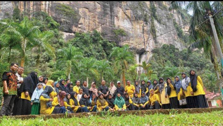 KOMPAK: Para guru UPTD SMPN 1 Kecamatan Payakumbuh terlihat akrab dalam kegiatan outdoor beberapa waktu lalu.