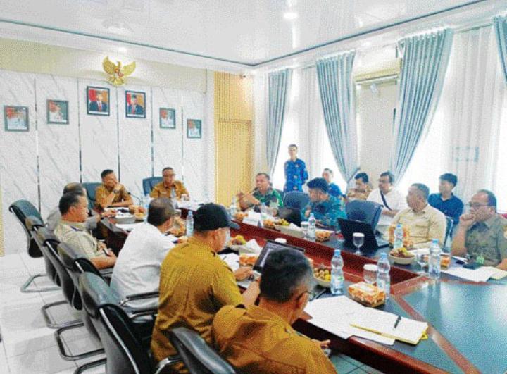 SERIUS: Pembahasan persiapan awal survei Amdal dan Larap Tol Payakumbuh-Pangkalan yang melibatkan lintas sektor berlangsung serius, Senin (19/2).