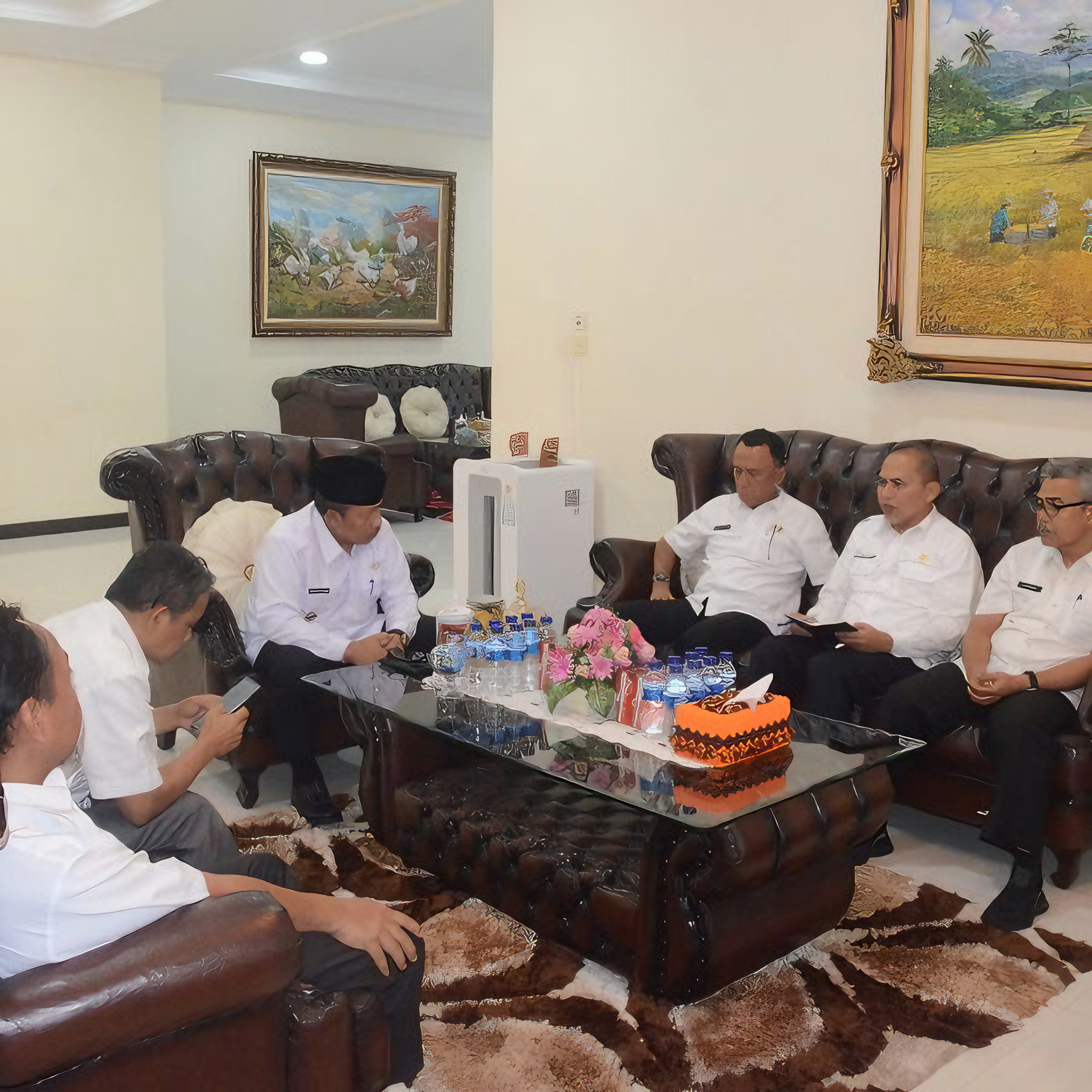 KEUANGAN: Momen Bupati Agam Andri Warman dan Kepala BPK RI Perwakilan Sumbar, Arif Agus bersama pejabat lainnya saat exit meeting di rumah dinas Bupati Agam, Lubukbasung, Rabu (21/2).