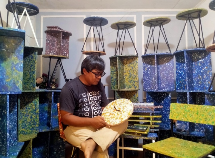 Trash 2 Move di Jl dr Soetomo Padang memproduksi sampah plastik menjadi furniture.