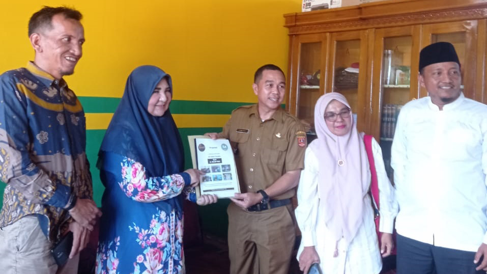 PEDULI PENDIDIKAN: Anggota DPR RI asal Sumbar II, Nevi Zuairina, bersilaturahmi dengan wali murid dan pengurus SDIT AL Qalam Tiku, Kabupaten Agam, kemarin.(TIM NEVI)
