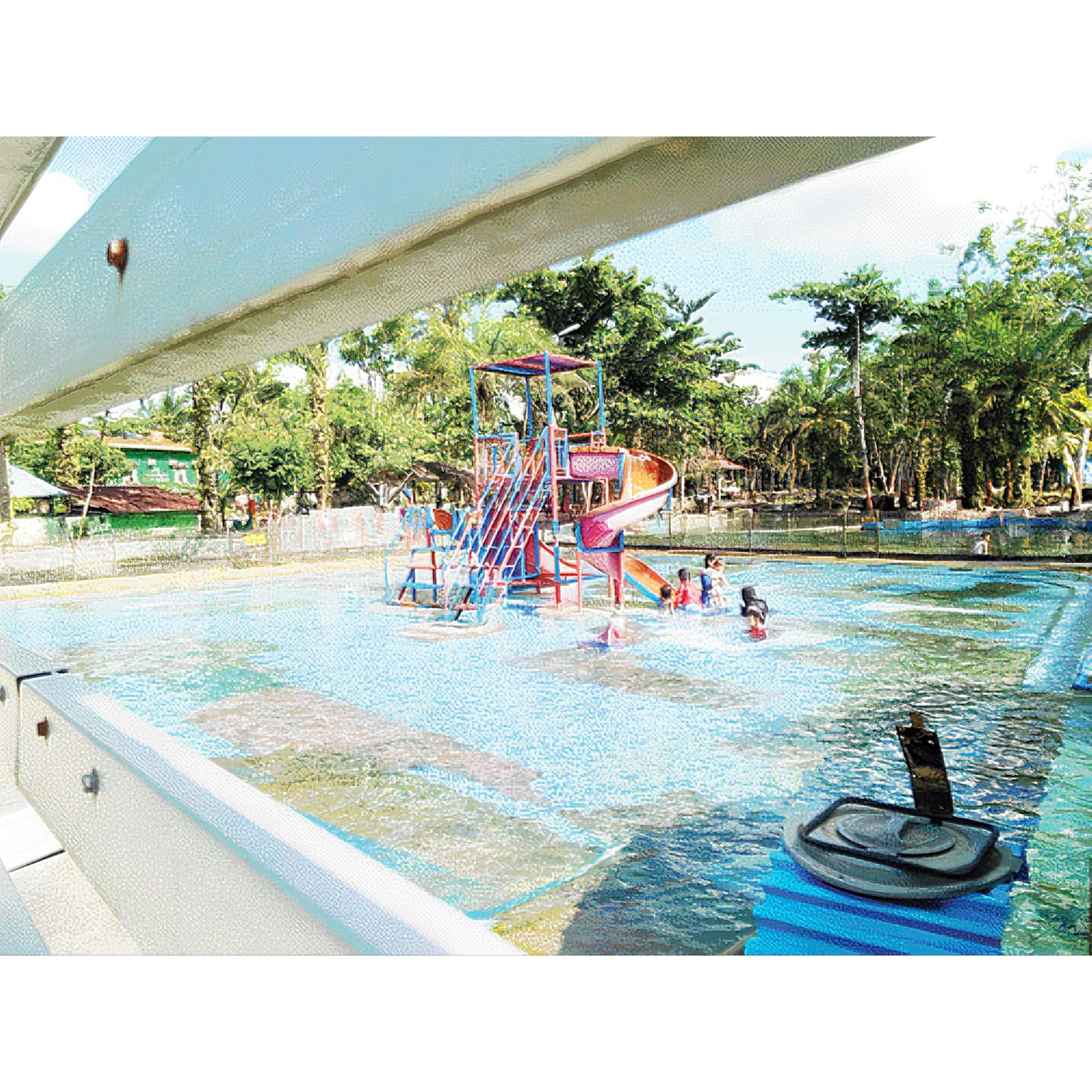 PATUT DIKUNJUNGI: Sejumlah pengunjung saat asyik bermain di wahana kolam berenang yang ada di Taman Wahana Telabang Sakti, beberapa waktu lalu.