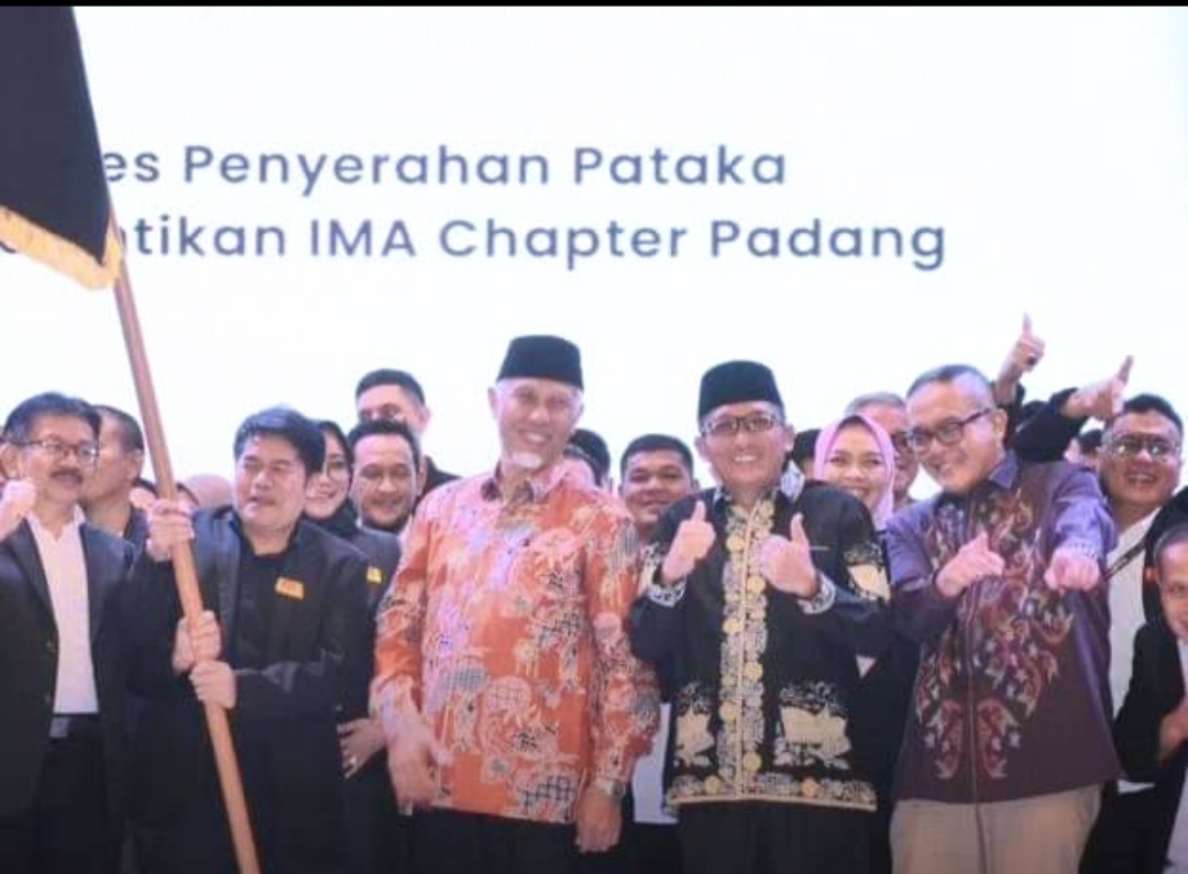 Pengurus Indonesia Marketing Association (IMA) Chapter Padang periode 2023-2025 yang dipimpin Darmawi resmi dilantik Sekjen IMA Taufik di ZHM Premier Hotel. (Foto: Humas Pemko)