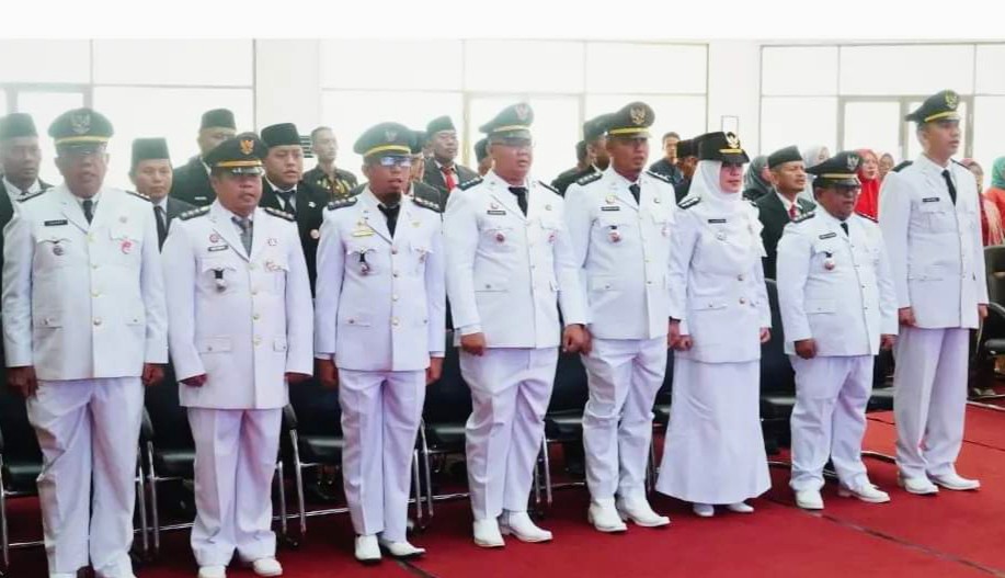 Wali Kota Padang Hendri Septa melantik 37 pejabat administrator (eselon III) di lingkup Pemko Padang, termasuk 8 orang camat, pada Jumat (23/2/2024). (Foto: Prokopim)