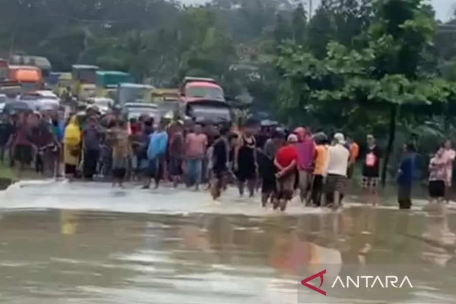 Tangkapan layar dari vidio amatir warga antrean kendaraan di Jalan Lintas Sumatera Jambi-Sumbar,  tepatnya Simpang Ratu Balqis,  Jujuhan, Kabupaten Bungo, Jambi (Foto: Antara/HO-dokumen warga)