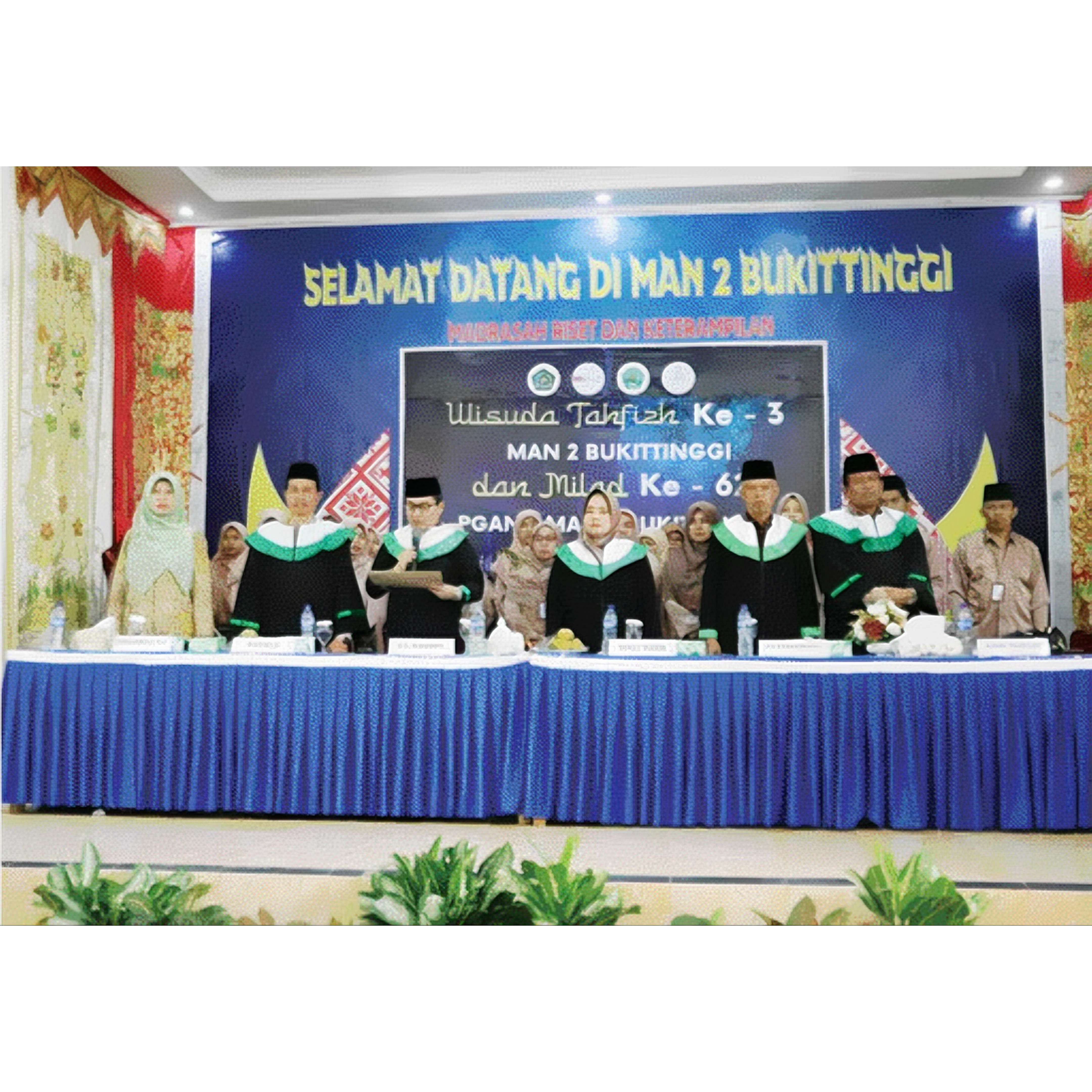 KOMITMEN TINGGI: Suasana Wisuda Tahfiz ke 3 Tahun 2024, pembukaan secara resmi peringatan Milad Pendidikan Guru Agama Negeri (PGAN) MAN 2 Bukittinggi yang ke 62 tahun.(TIM LAMAN GURU)