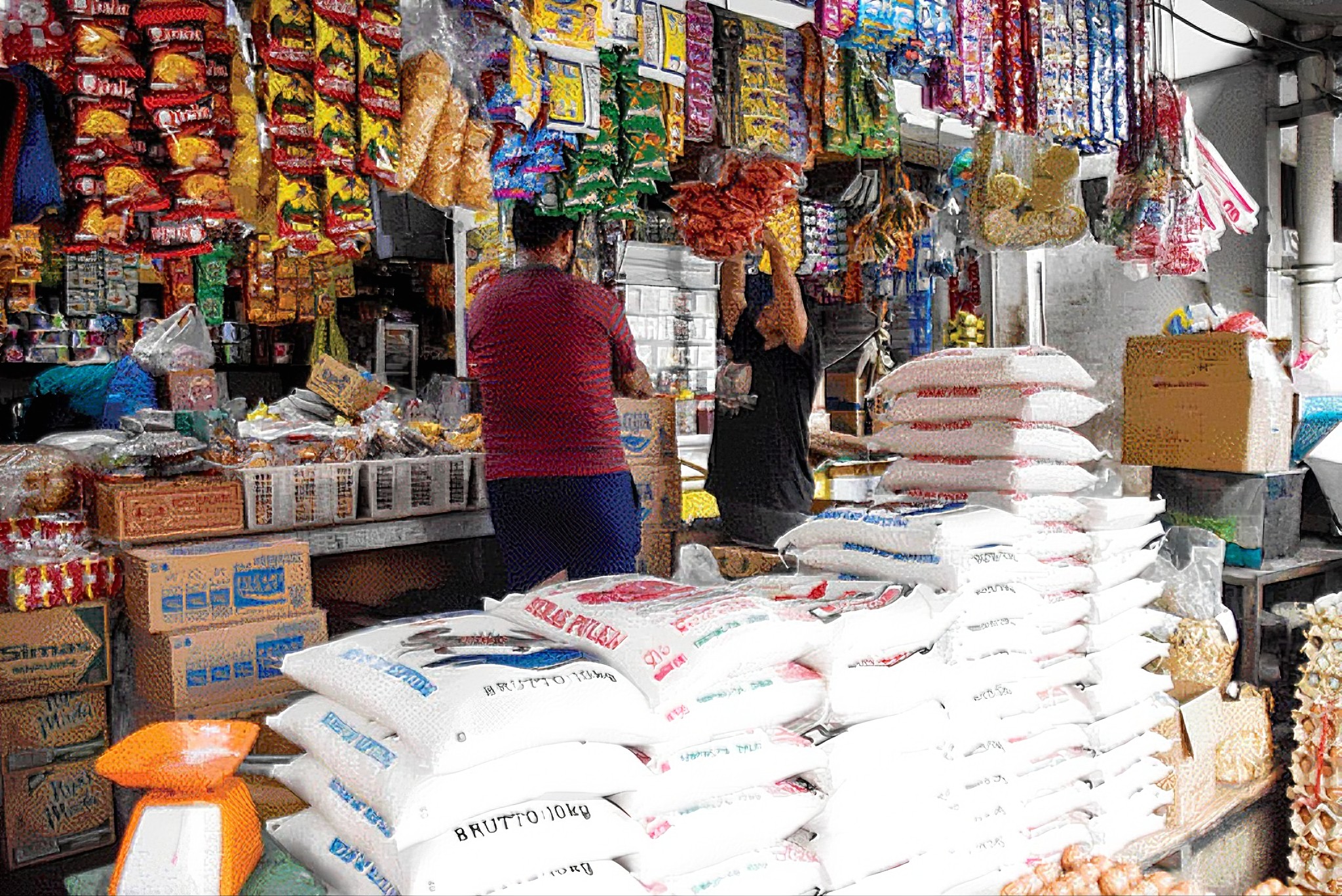 MASIH TINGGI: Seorang pedagang melayani pembeli di Pasar MMTC, Deli Serdang. (REFINALDI SETIAWAN/JPG)